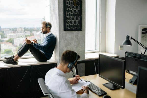 Call center agent providing outsourced live chat support